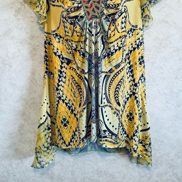 Live and Let Live Woman's Pull Over Size 2X Embellished V Neck Yellow Geometric - Picture 2 of 16